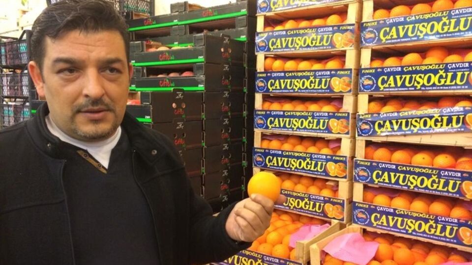 Турки бесплатно раздали апельсины, которые запретили к продаже в России