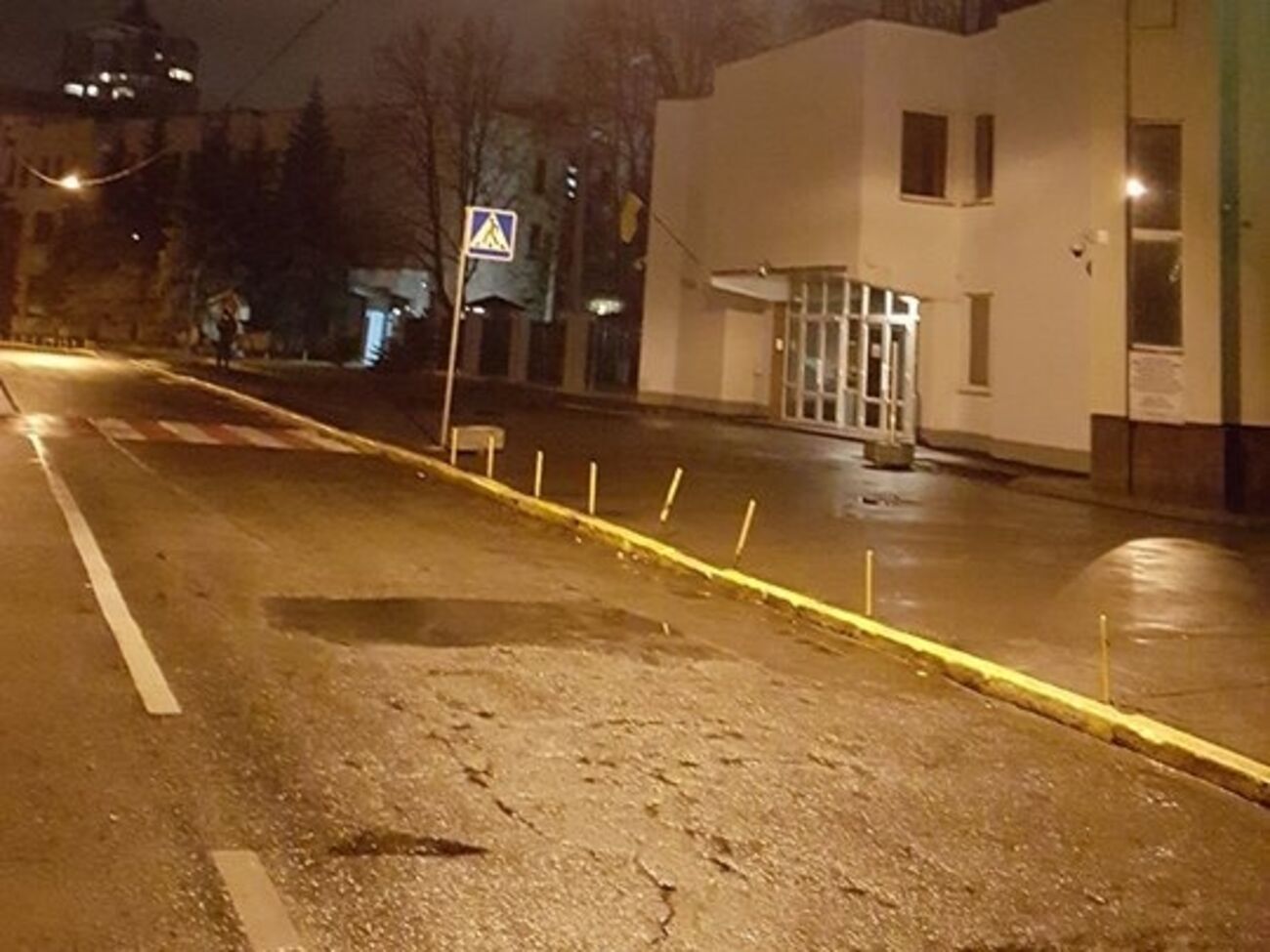 Стативко:&nbsp;Киев, Богомольца, 10. Проходная МВД Украины. Бессрочный митинг протеста