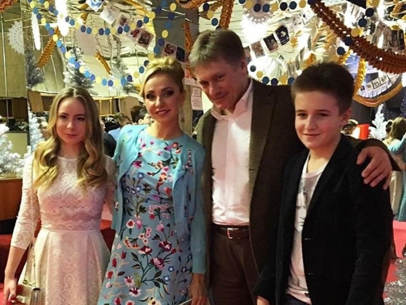 Навка и Песков пришли повеселиться на ретро-вечеринке с детьми