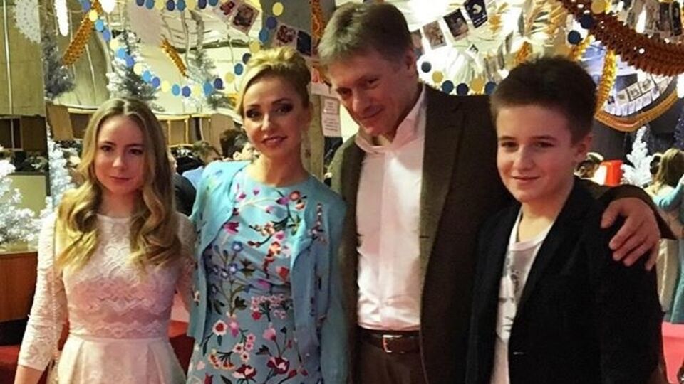 Навка и Песков пришли повеселиться на ретро-вечеринке с детьми