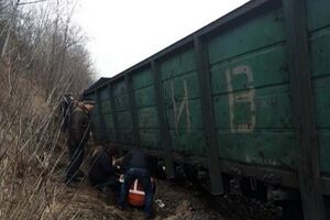 В результате аварии пять вагонов сошли с рельсов, из них два упали с железнодорожного моста в реку, один уперся в берег реки
