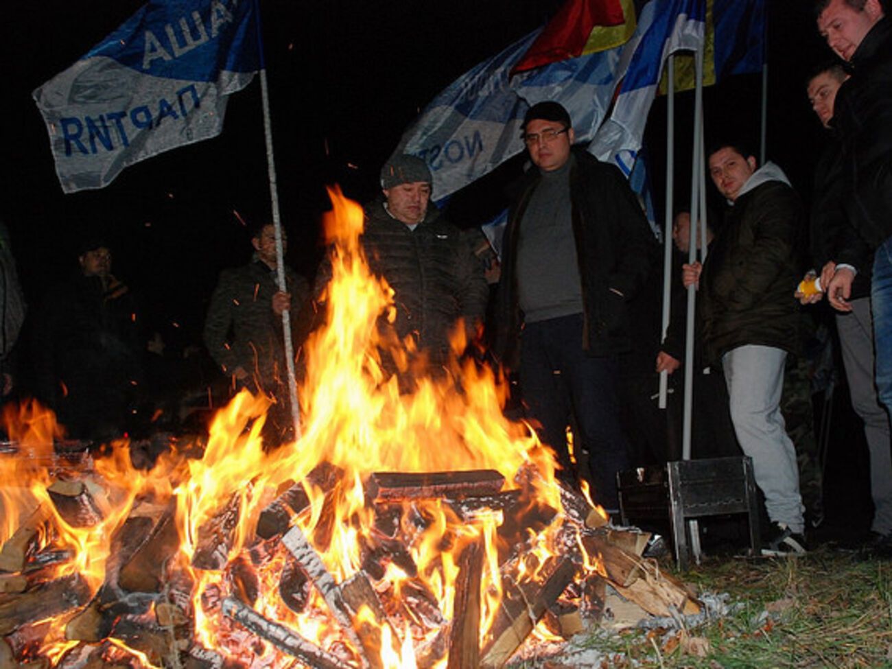Усатый у костра перед резиденцией Тимофти