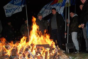 Усатый у костра перед резиденцией Тимофти