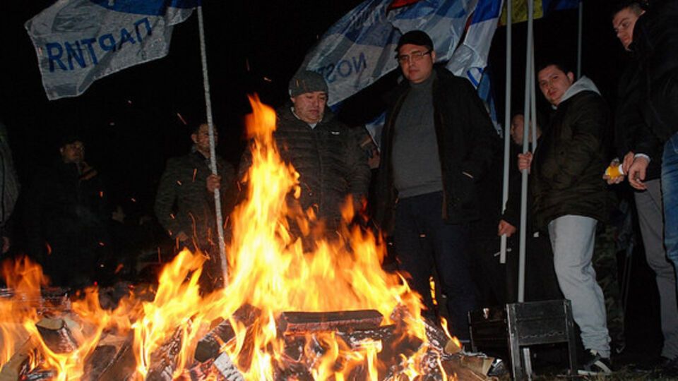 Усатый у костра перед резиденцией Тимофти