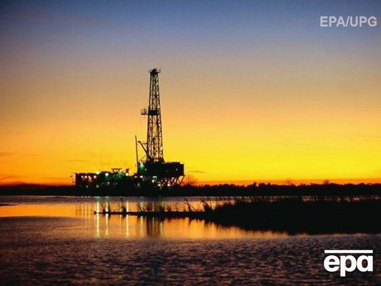 "Черноморнефтегазу" помешали транспортировать буровые установки в воды РФ