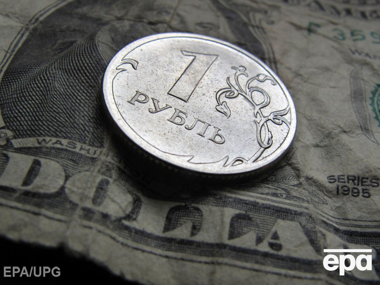 Официальный курс доллара в РФ перевалил за 70 рублей