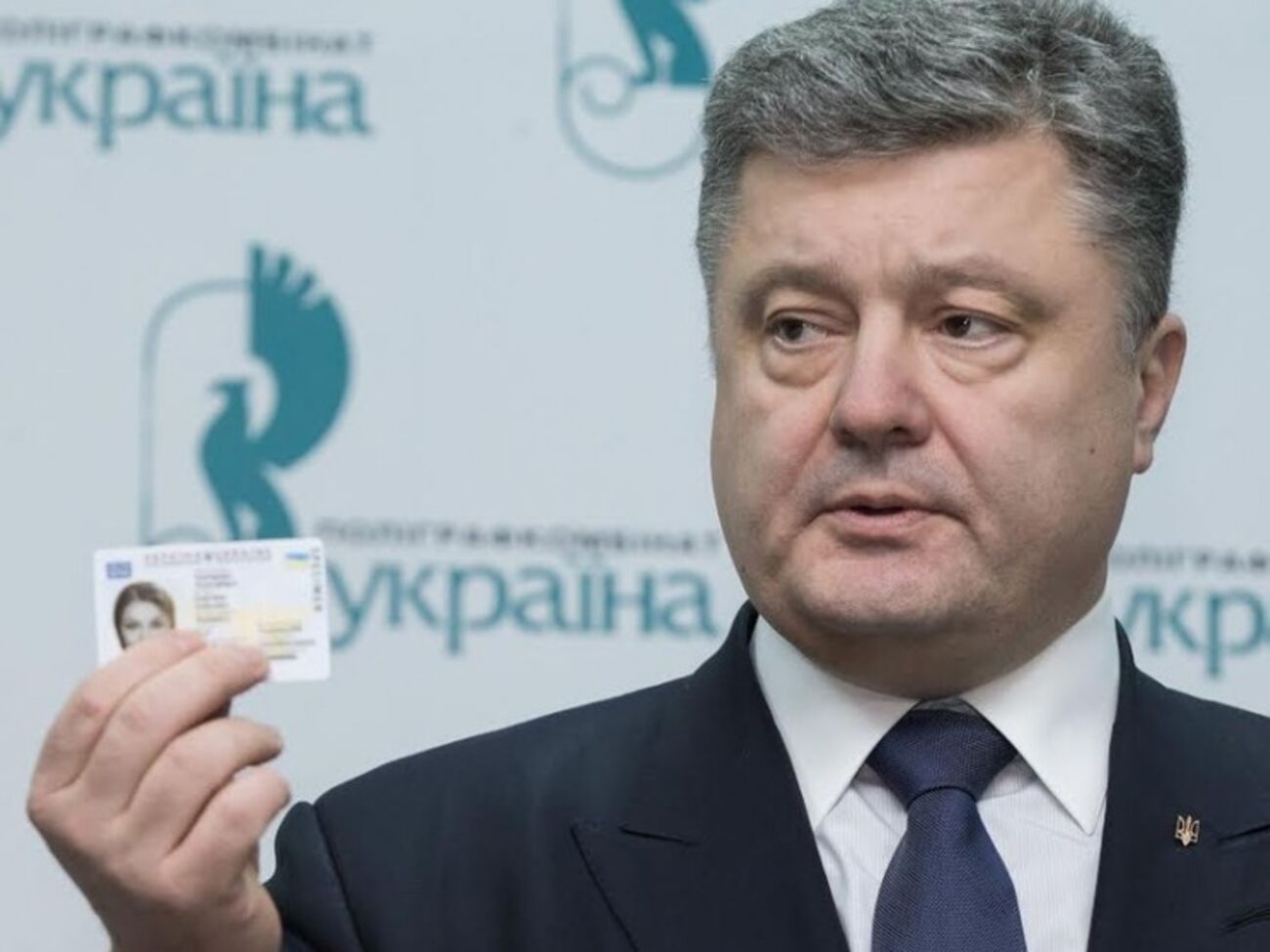 Порошенко рассчитывает, что полиграфкомбинат "Украина" будет производить до 45 тысяч паспортов в сутки