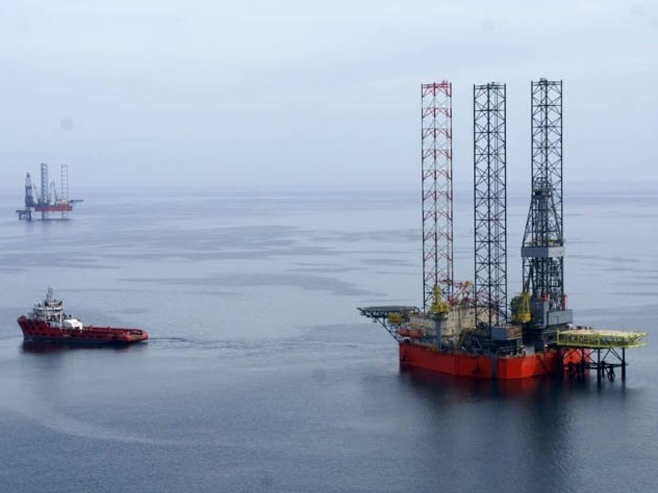 Две буровые установки "Черноморнефтегаза" общей стоимостью более 25 млрд рублей были успешно отбуксированы в территориальные воды РФ