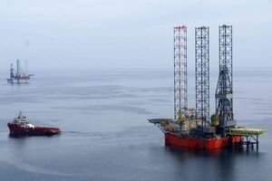 Две буровые установки "Черноморнефтегаза" общей стоимостью более 25 млрд рублей были успешно отбуксированы в территориальные воды РФ