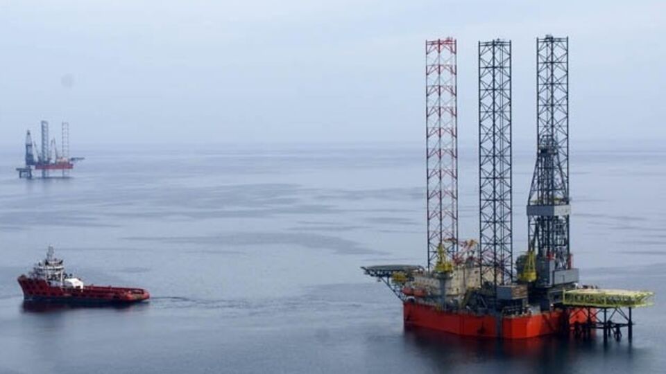 Две буровые установки "Черноморнефтегаза" общей стоимостью более 25 млрд рублей были успешно отбуксированы в территориальные воды РФ