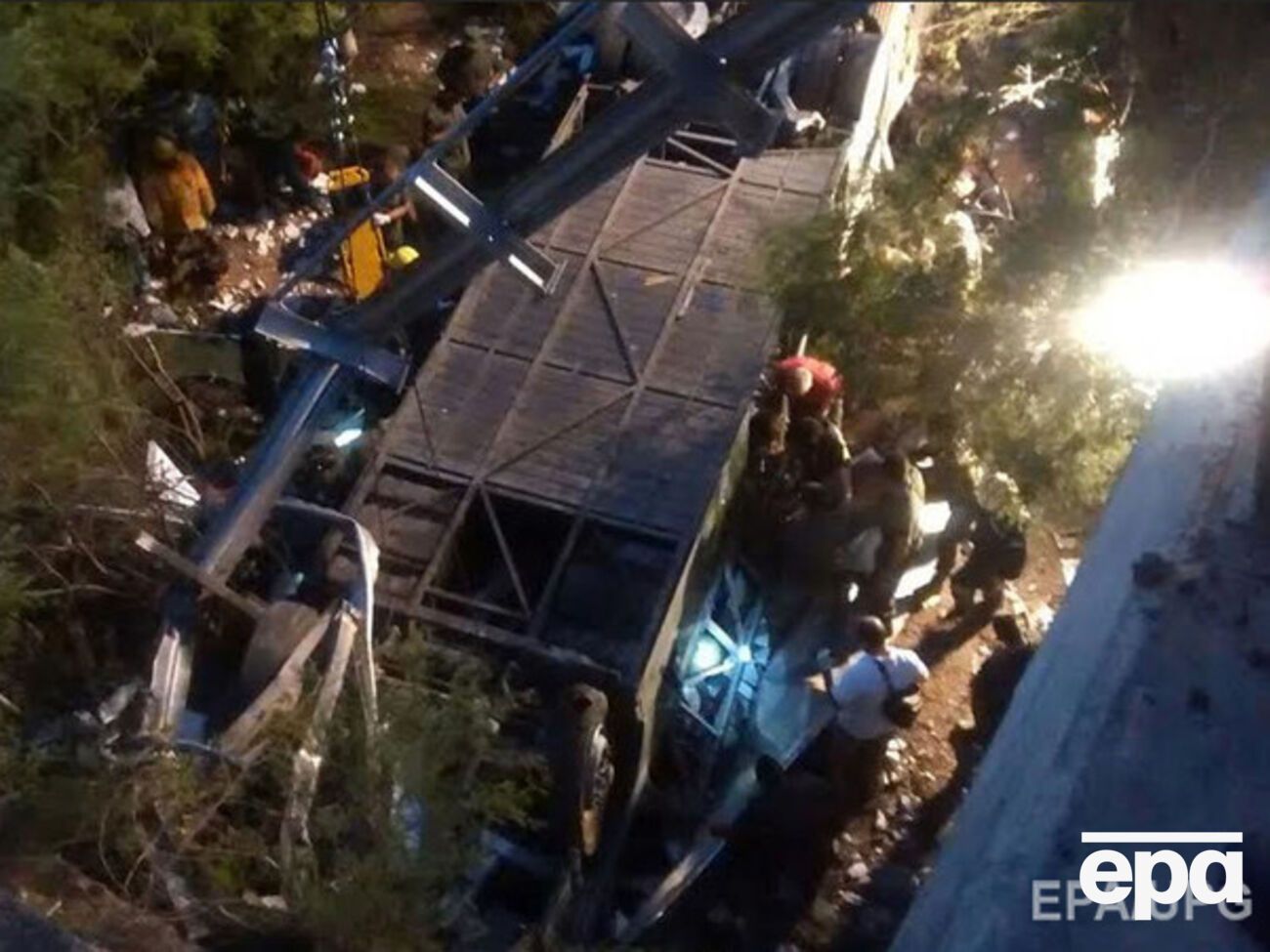 Автобус упал с двадцатиметровой высоты