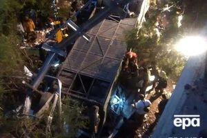 Автобус упал с двадцатиметровой высоты