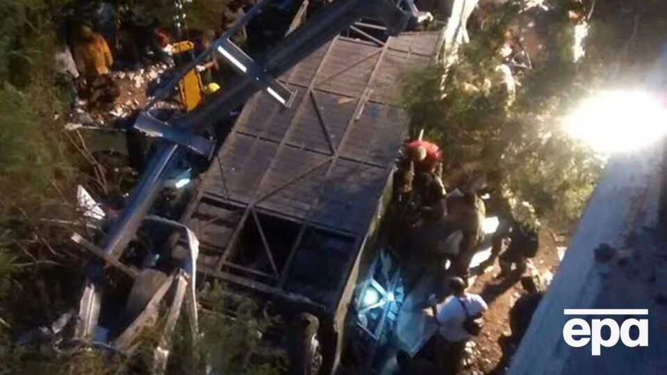 Автобус упал с двадцатиметровой высоты