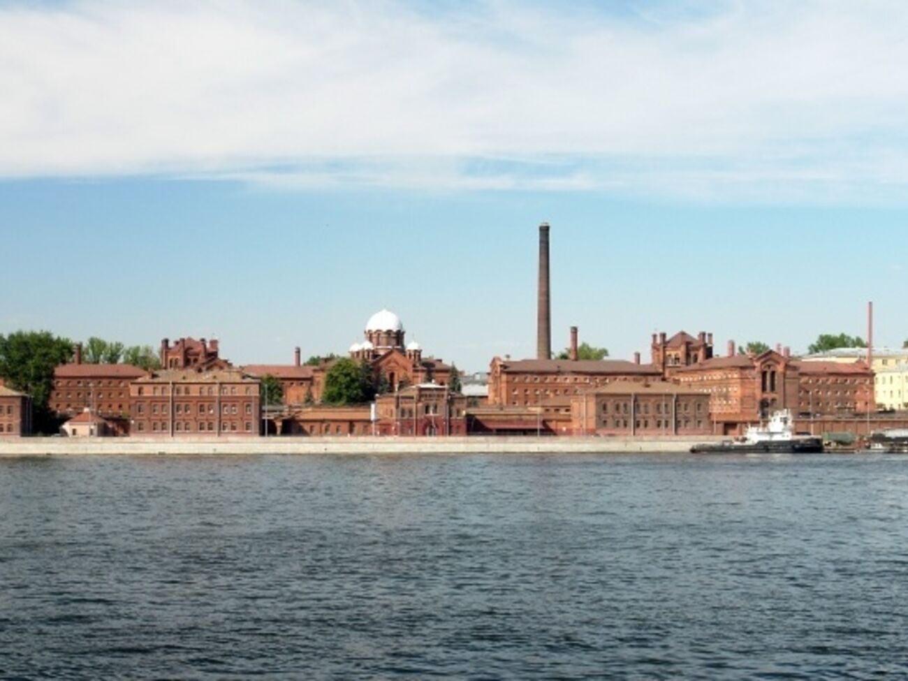 Вид с реки Нева на старые корпуса изолятора "Кресты"