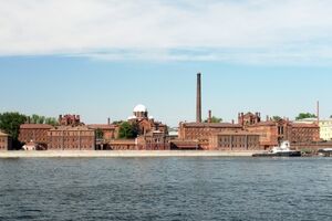 Вид с реки Нева на старые корпуса изолятора "Кресты"