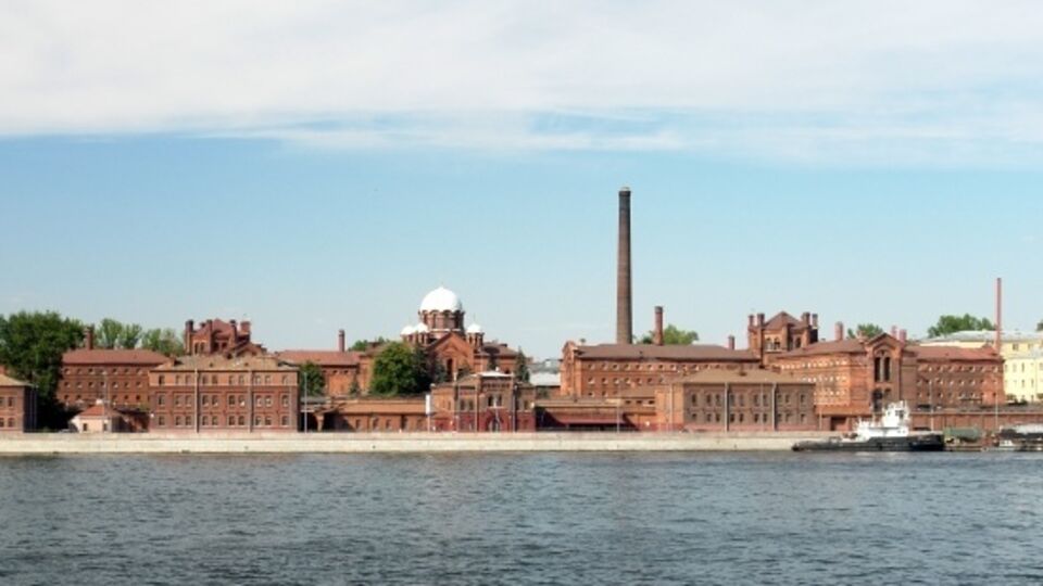 Вид с реки Нева на старые корпуса изолятора "Кресты"