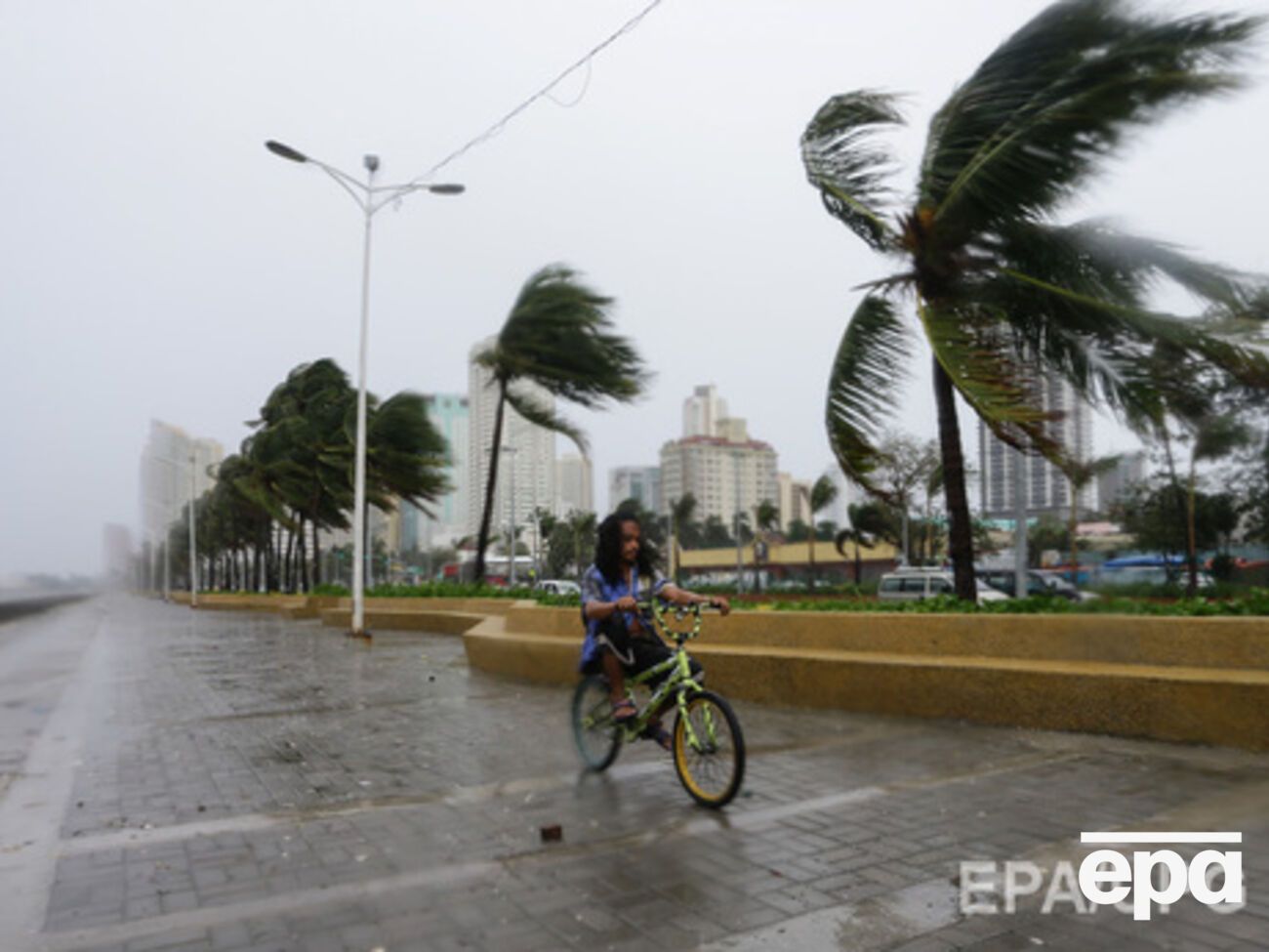 Тайфун "Мелор" движется со скоростью до 185 км/ч
