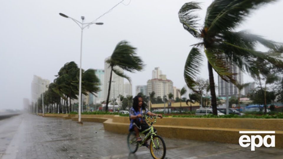 Тайфун "Мелор" движется со скоростью до 185 км/ч