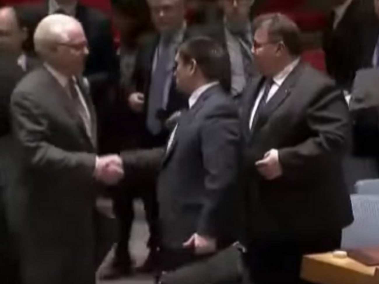 Глава МИД Украины Павел Климкин (справа) жмет руку постпреду РФ при ООН Виталию Чуркину