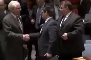 Глава МИД Украины Павел Климкин (справа) жмет руку постпреду РФ при ООН Виталию Чуркину