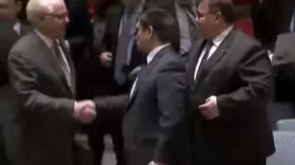 Глава МИД Украины Павел Климкин (справа) жмет руку постпреду РФ при ООН Виталию Чуркину