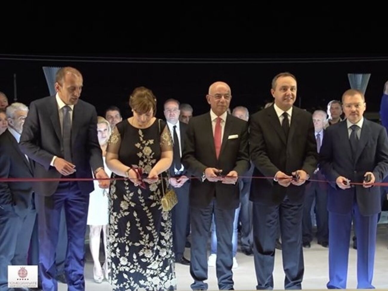 Ольгу Лопатину Фонд борьбы с коррупцией называет совладелицей скандального греческого отеля, на этой фотографии она в числе перерезающих ленточку на его открытии