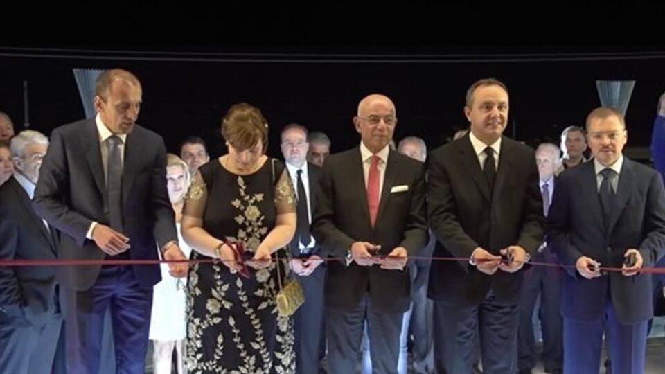 Ольгу Лопатину Фонд борьбы с коррупцией называет совладелицей скандального греческого отеля, на этой фотографии она в числе перерезающих ленточку на его открытии