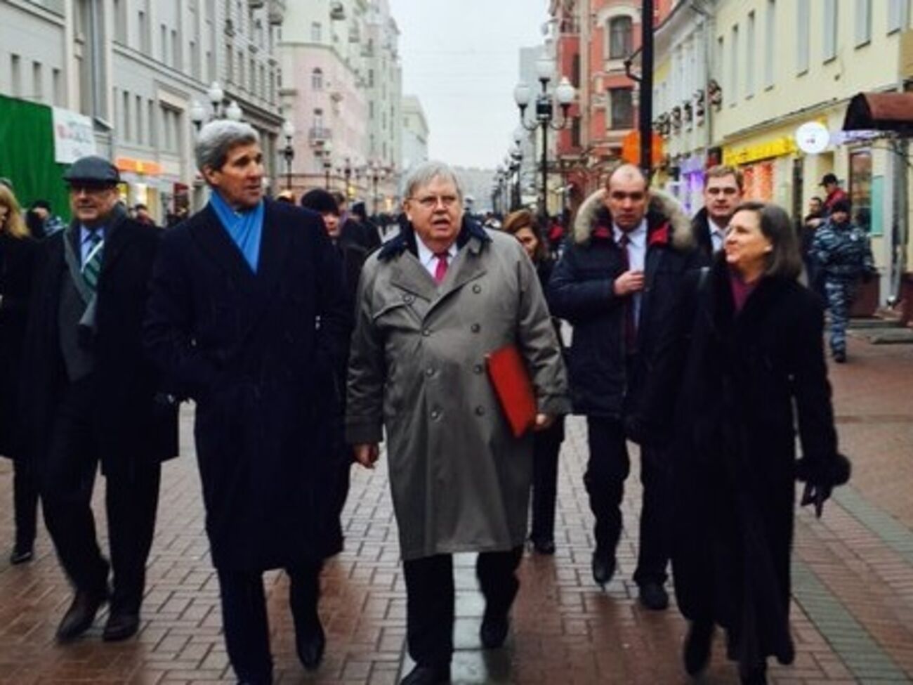 Керри гуляет по Арбату