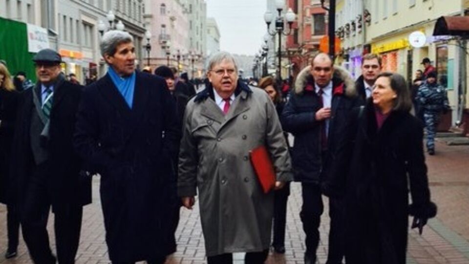 Керри гуляет по Арбату