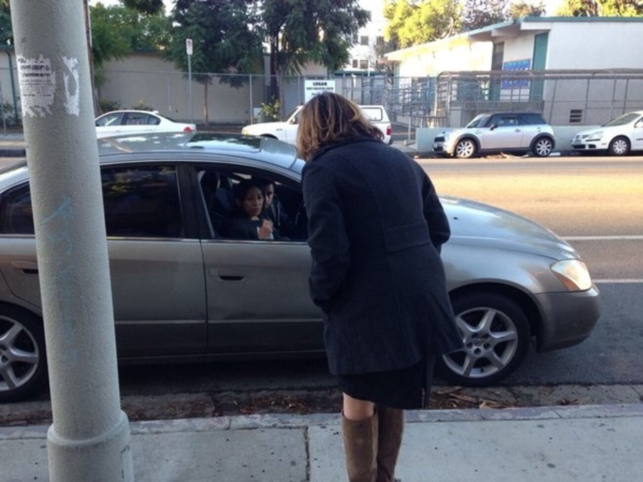 Родителям, которые привезли детей в школы, сообщили, что занятий не будет