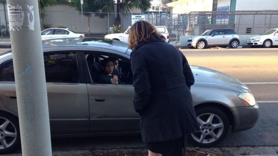 Родителям, которые привезли детей в школы, сообщили, что занятий не будет