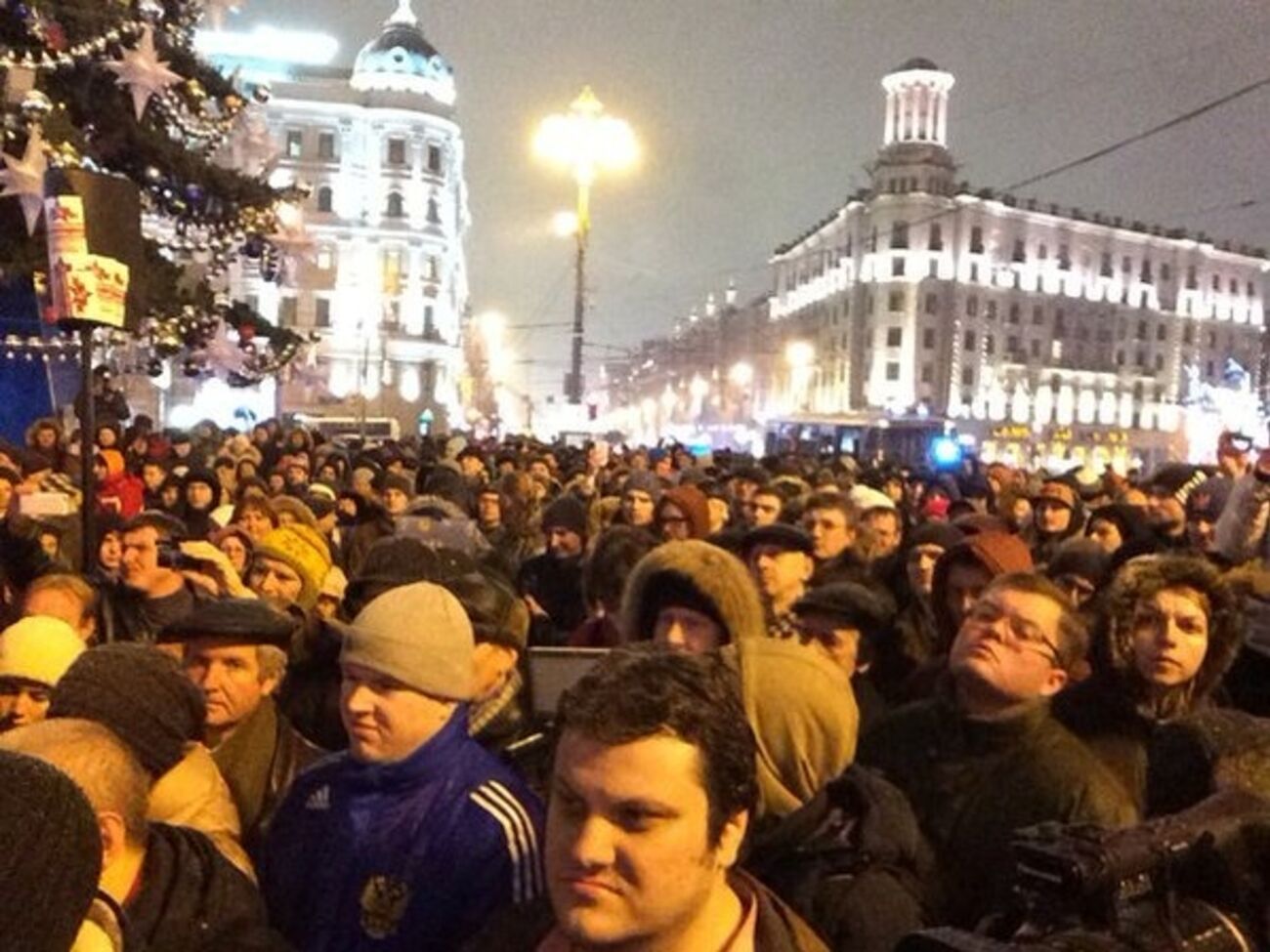 Телеканал "Дождь" сообщает, что в акции участвует около 100 человек, а депутат от КПРФ Валерий Рашкин утверждает, что участников порядка 3 тысяч