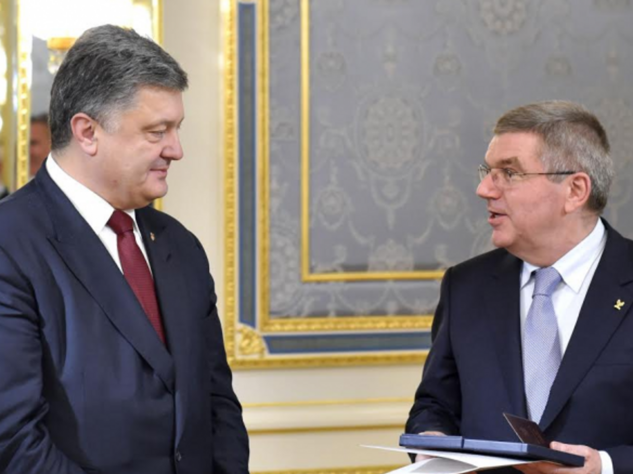 Порошенко и Бах после церемонии награждения