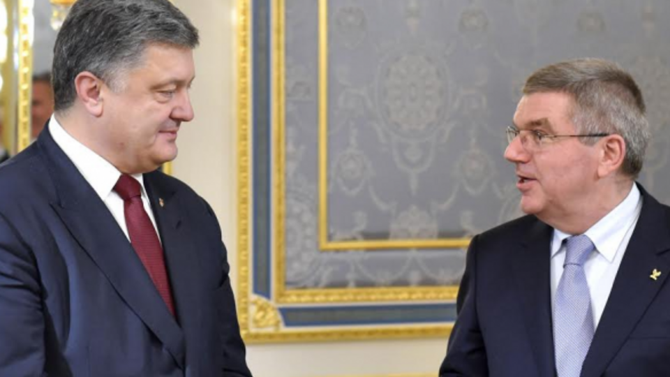 Порошенко и Бах после церемонии награждения