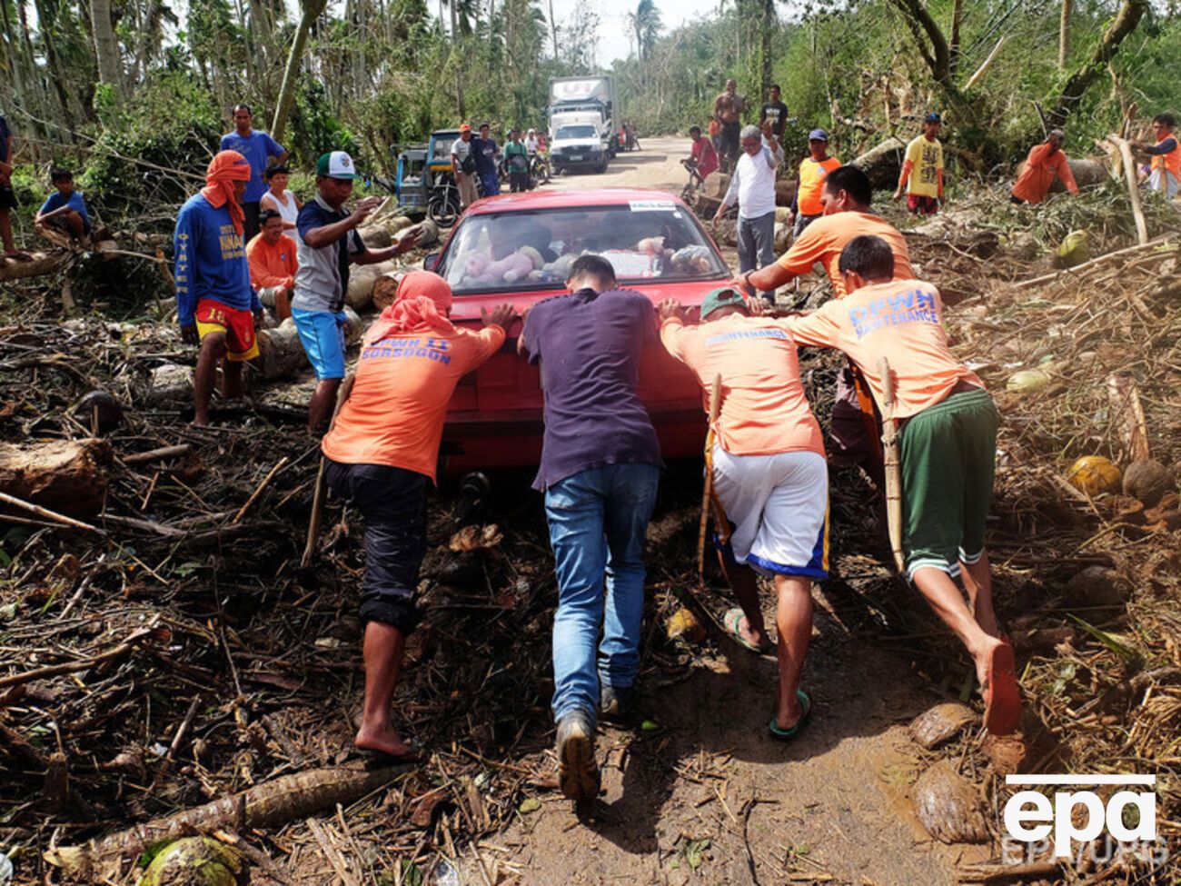 Из-за мощных порывов ветра во многих районах Филиппин были повалены деревья