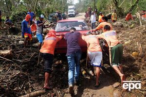 Из-за мощных порывов ветра во многих районах Филиппин были повалены деревья
