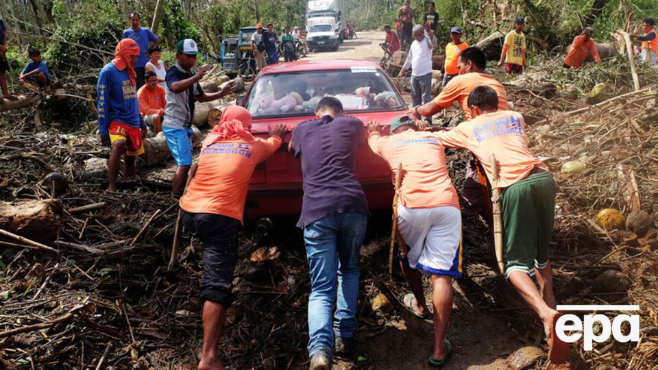 Из-за мощных порывов ветра во многих районах Филиппин были повалены деревья