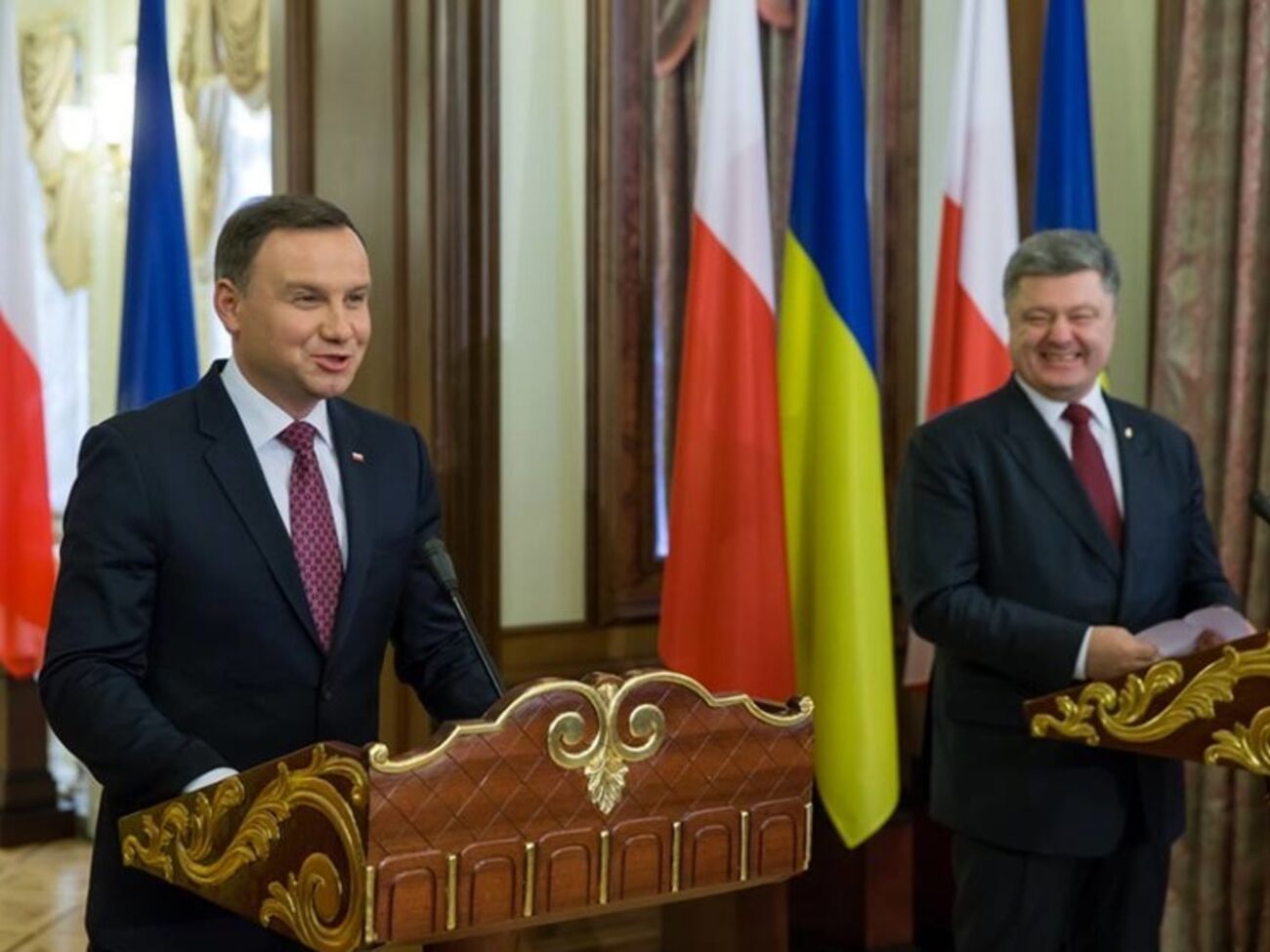 Президент Польши Анджей Дуда (слева) с украинским коллегой Петром Порошенко в Киеве, 15 декабря 2015 года