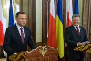 Президент Польши Анджей Дуда (слева) с украинским коллегой Петром Порошенко в Киеве, 15 декабря 2015 года