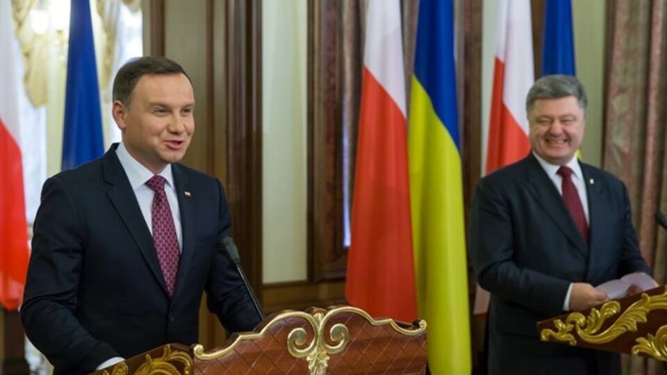 Президент Польши Анджей Дуда (слева) с украинским коллегой Петром Порошенко в Киеве, 15 декабря 2015 года
