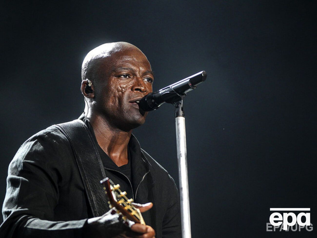 Seal выпустил праздничное видео