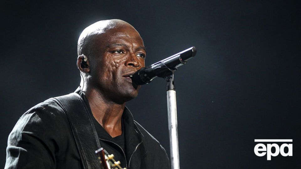 Seal выпустил праздничное видео