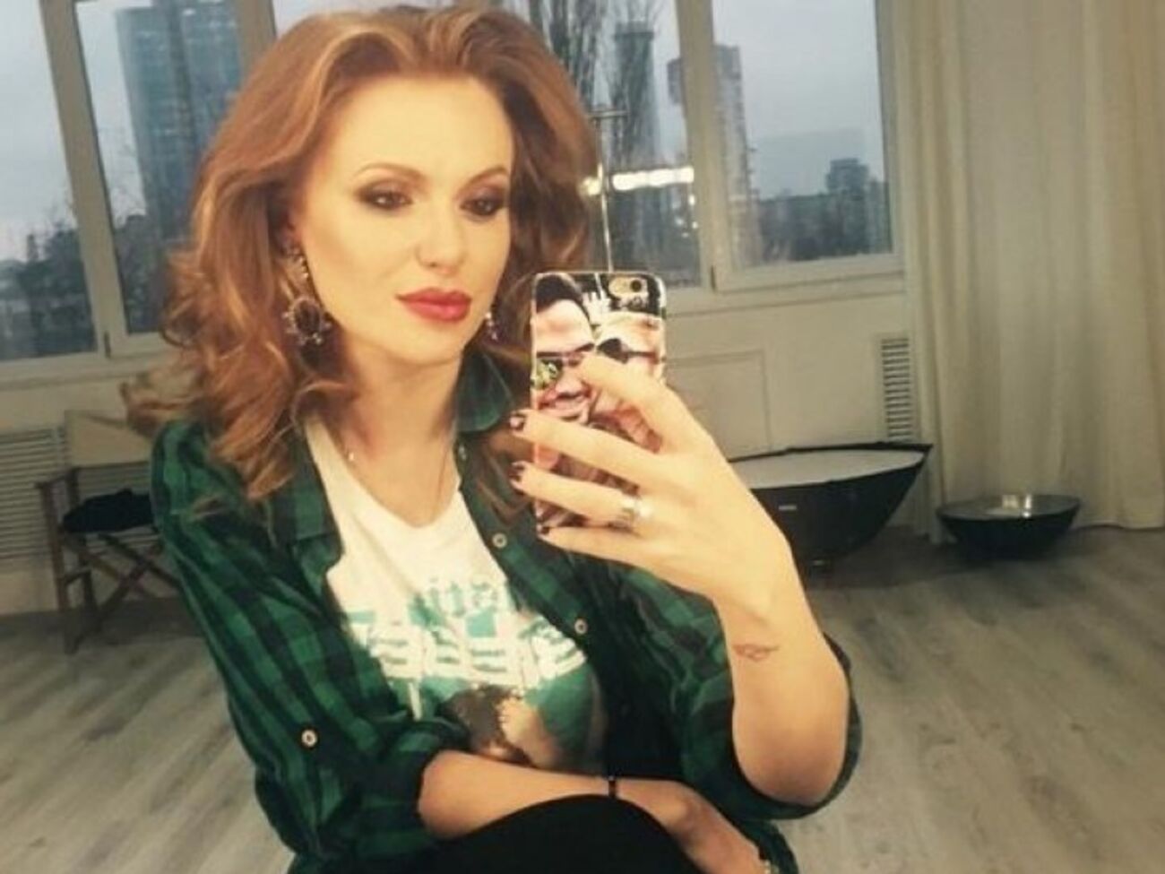 Слава: Ударение на "у". Хотя, кому как удобней