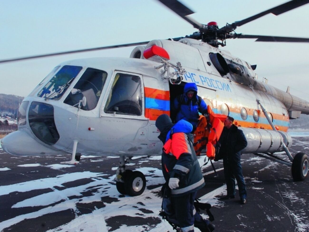 К месту происшествия вылетели вертолеты со спасателями и медиками