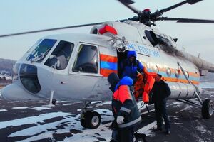 К месту происшествия вылетели вертолеты со спасателями и медиками