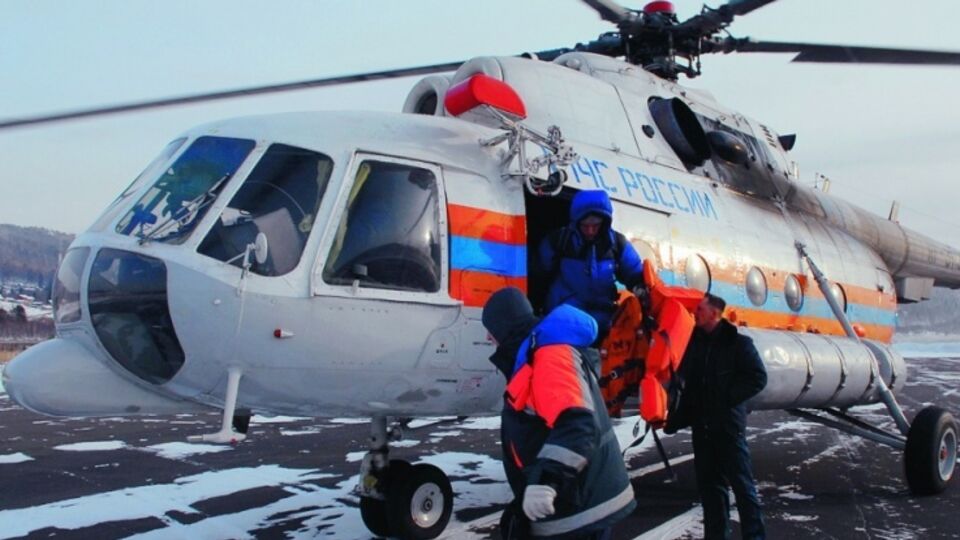 К месту происшествия вылетели вертолеты со спасателями и медиками