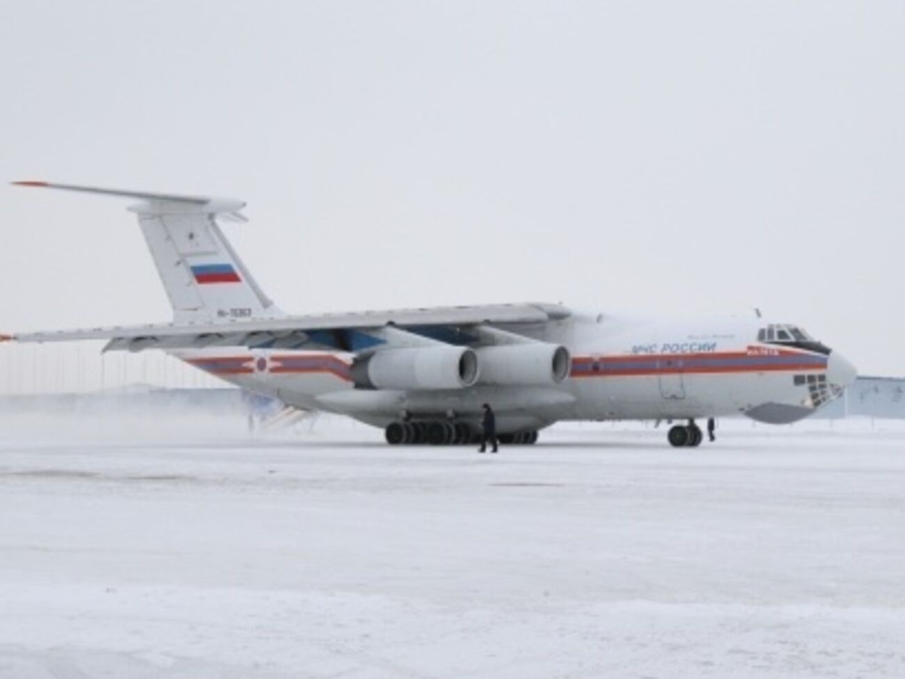 Лекарства для "гумконвоя" доставил в Ростов-на-Дону самолет МЧС РФ