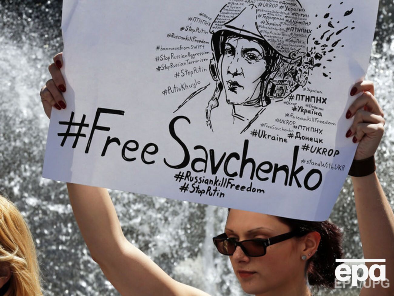 Адвокаты просят украинских журналистов задать Путину вопрос о Савченко