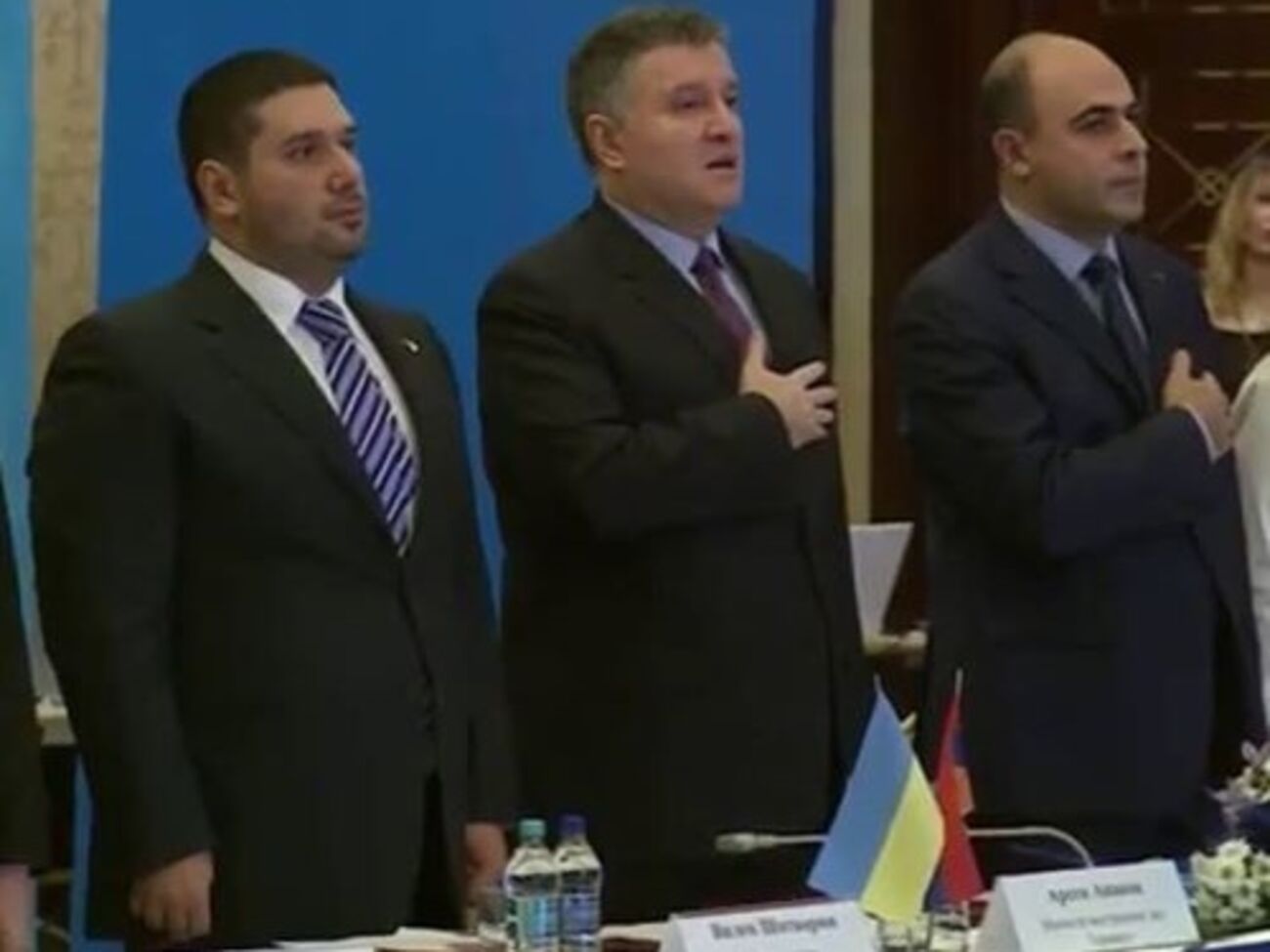 Лещенко выложил фото Авакова (в центре), стоящего рядом с экс-регионалом Шатворяном (слева)