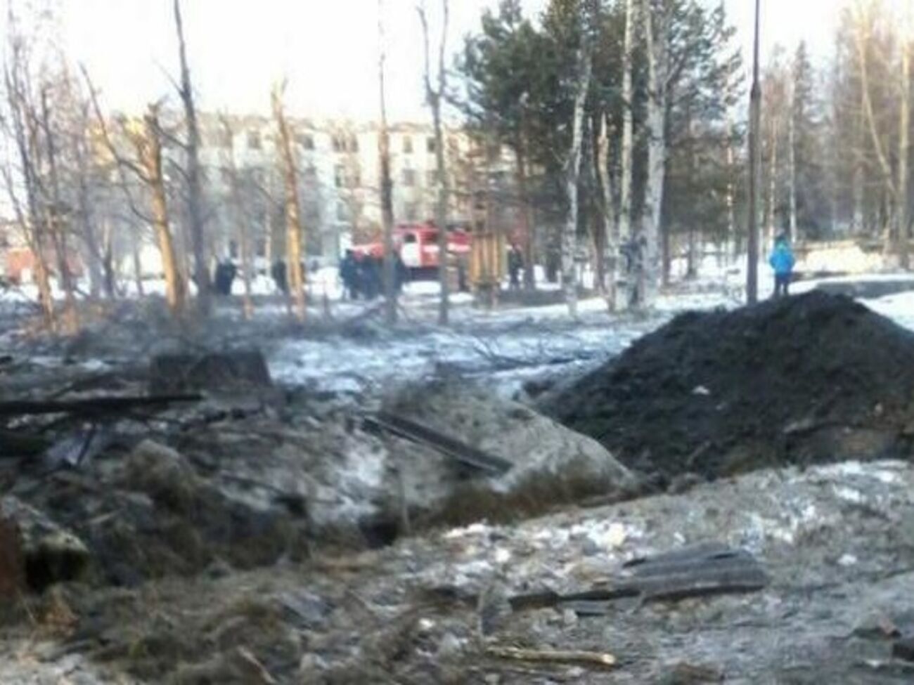 В поврежденном упавшей ракетой доме произошел пожар